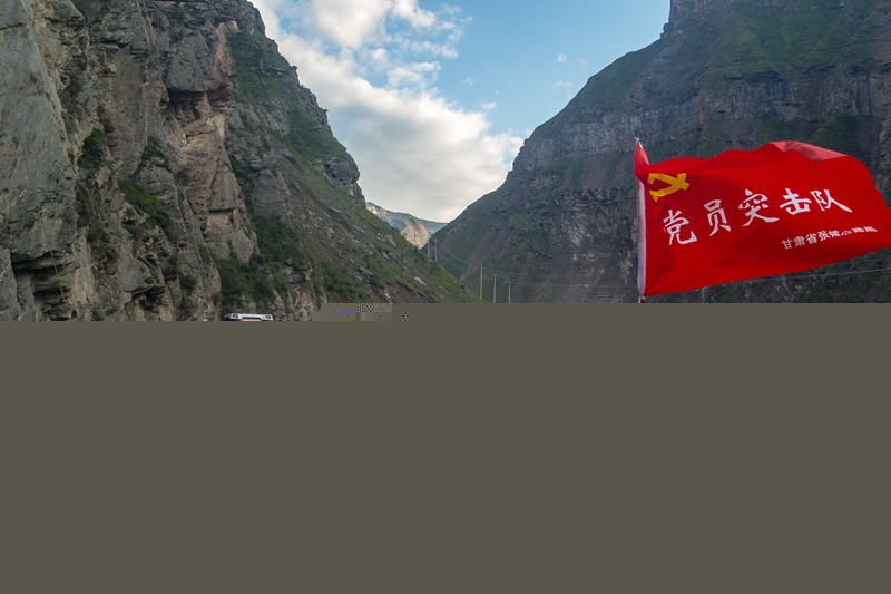 2.党旗在抢险一线飘扬.JPG