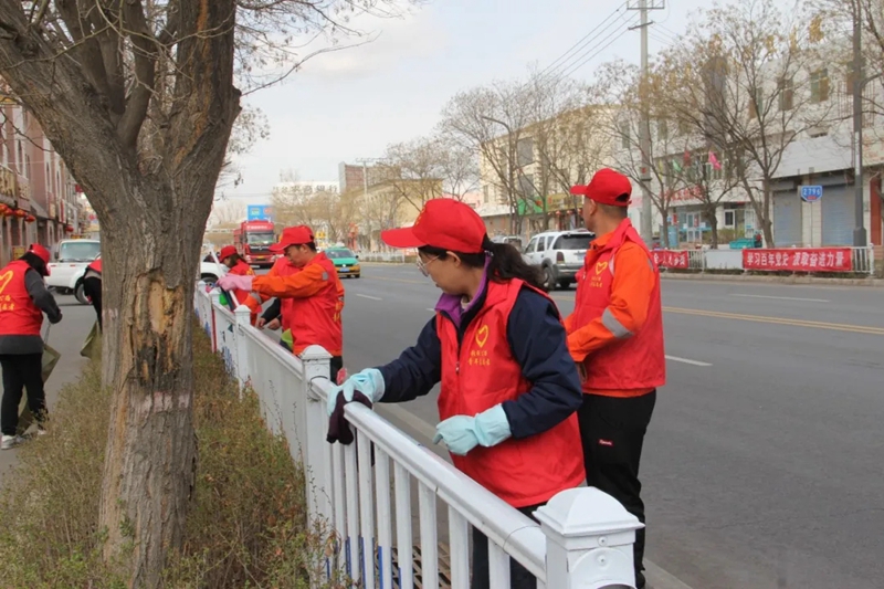 清洗集镇路段护栏.jpg