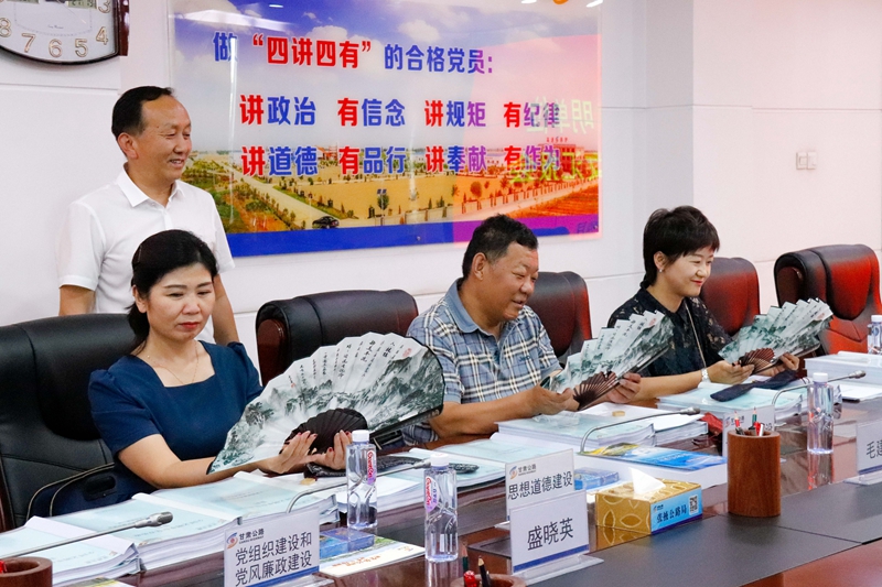 向检查组展示张掖局安全文化折扇.jpg