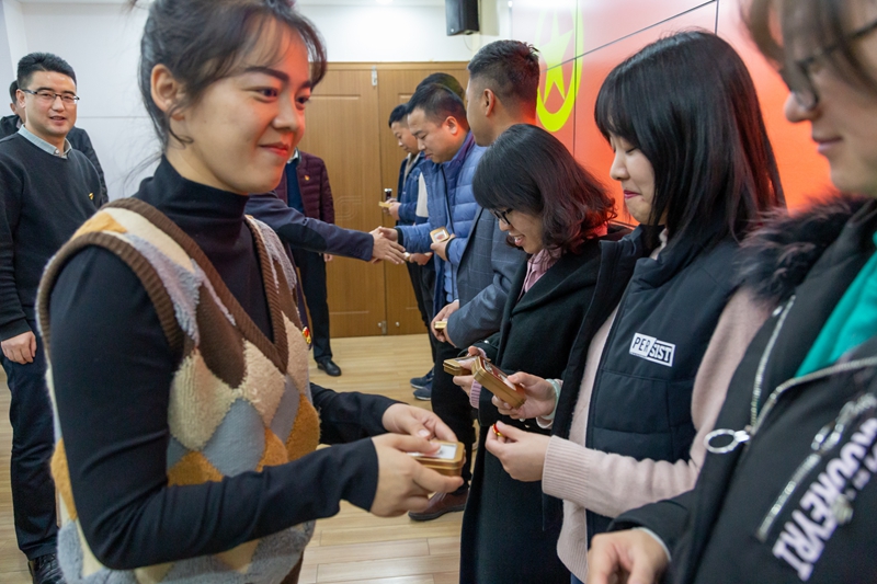 青年党员代表为超龄离团青年赠送离团纪念品.jpg