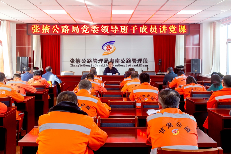 总工程师黄汉斌为党支部工作联系点党员讲党课.jpg