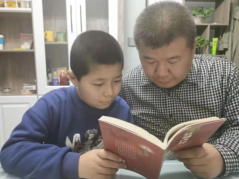 亲子共读红色故事.jpg