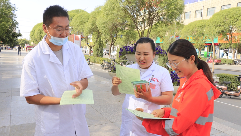 与县妇幼共同宣传预防残疾日活动.JPG