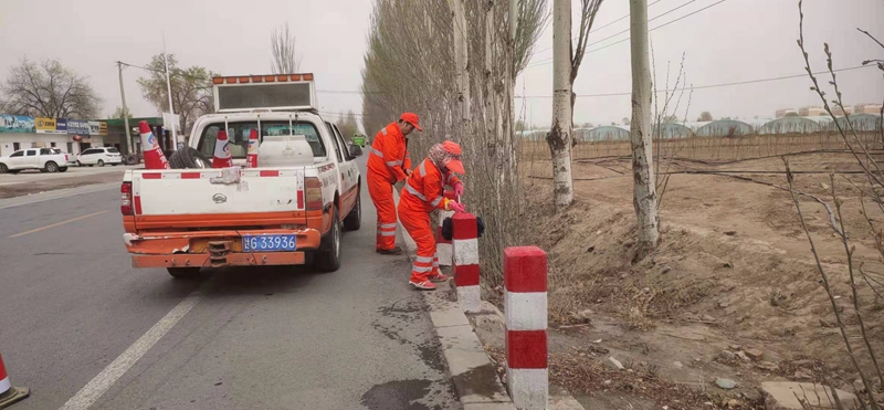 擦拭示警桩陈丽蓉摄.jpg
