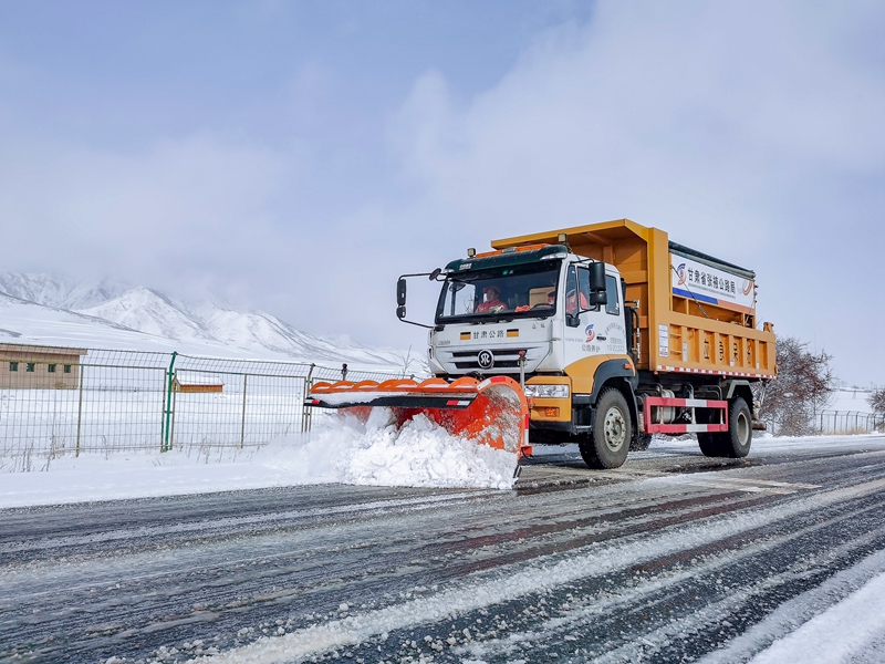 民乐公路段除雪车清除路面积雪  （苏学儒 摄）.jpg