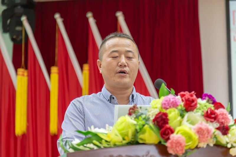 7.职工代表发出向抢险队员学习的倡议.jpg