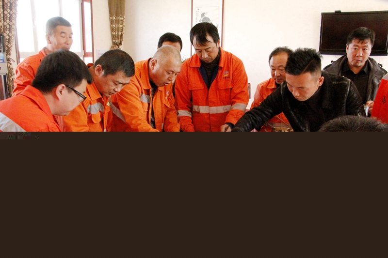 6.职工们品鉴美食.JPG