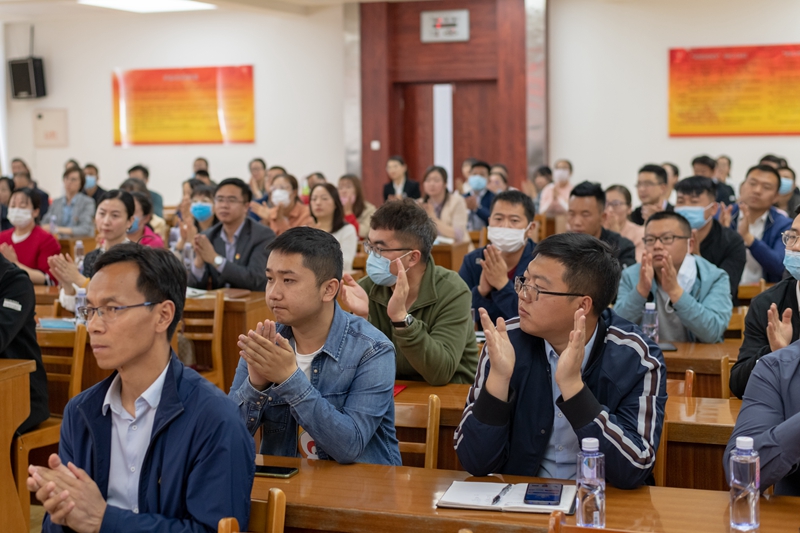 参会人员以掌声致敬和感谢英雄.jpg