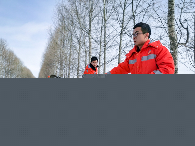 机关青年职工在积雪结冰路段撒铺防滑料（苏学儒 摄）.jpg