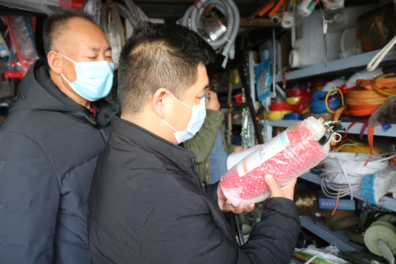 检查门店灭火器使用情况.JPG
