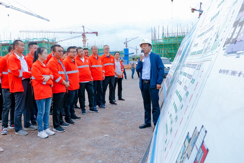 民乐公路段组织干部职工参观民乐县生态宜居搬迁小镇项目建设（温生伟  摄）.jpg