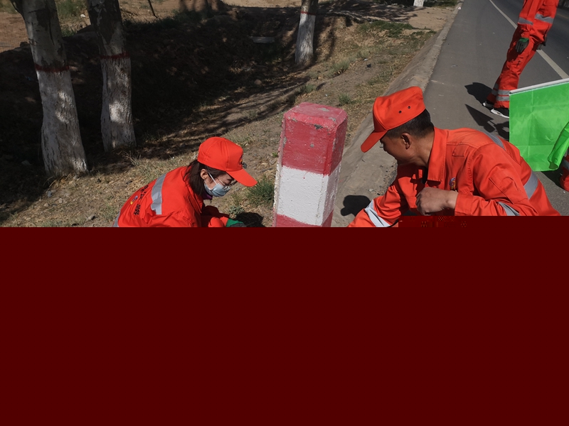 老师傅教新人修整示警桩（罗维宏 摄）.jpg