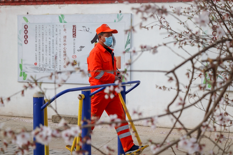舒展身体。周永祥 摄.jpg