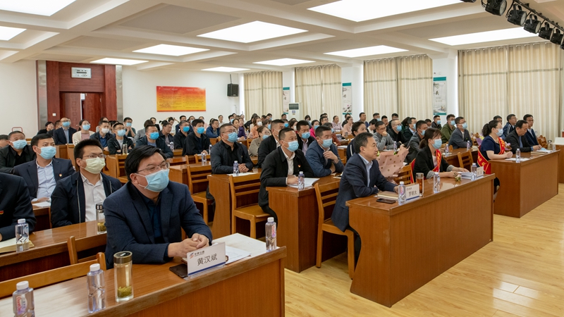 与会人员认真聆听抗疫事迹宣讲.jpg