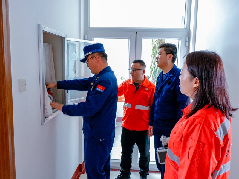 检查民乐公路段消防器材（陈银国拍摄）.jpg