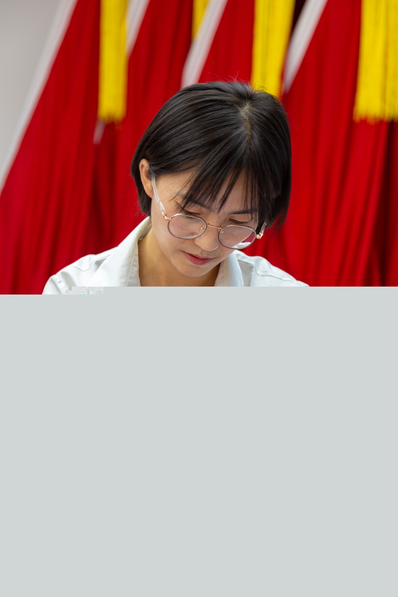 9.参赛选手在现金清点项目比赛中.jpg