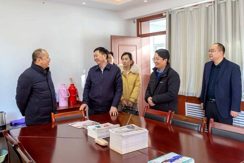 3.实地察看离退休职工图书阅览室.jpg