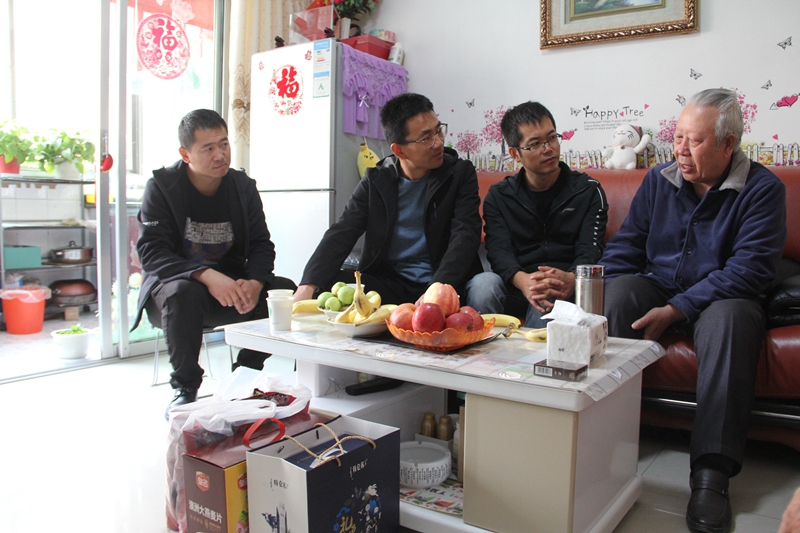 高台公路段节前慰问生病退休职工-郑齐龙摄.JPG