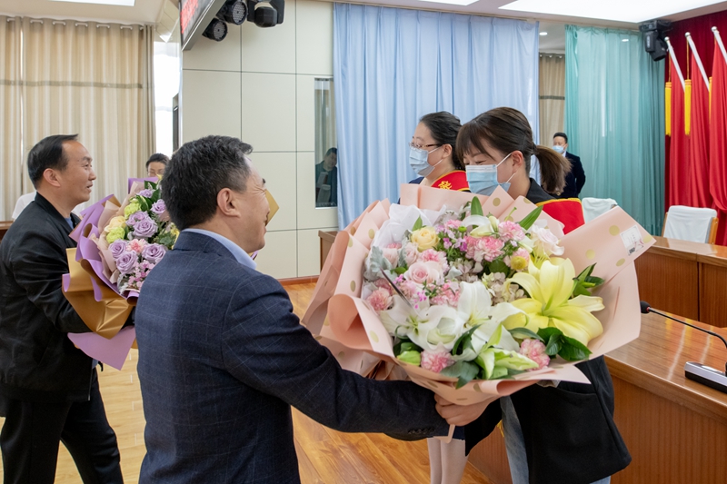 为援鄂英雄敬献鲜花.jpg