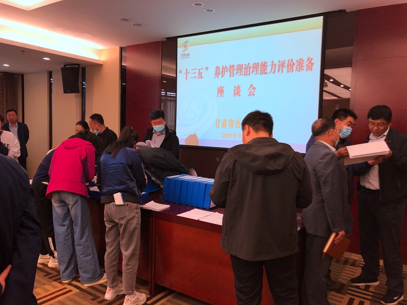 各局观摩学习我局内业资料整理工作  牙雪琴.jpg