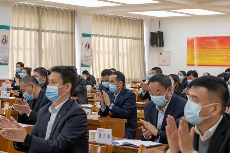 与会代表们鼓掌通过大会各项决议.jpg