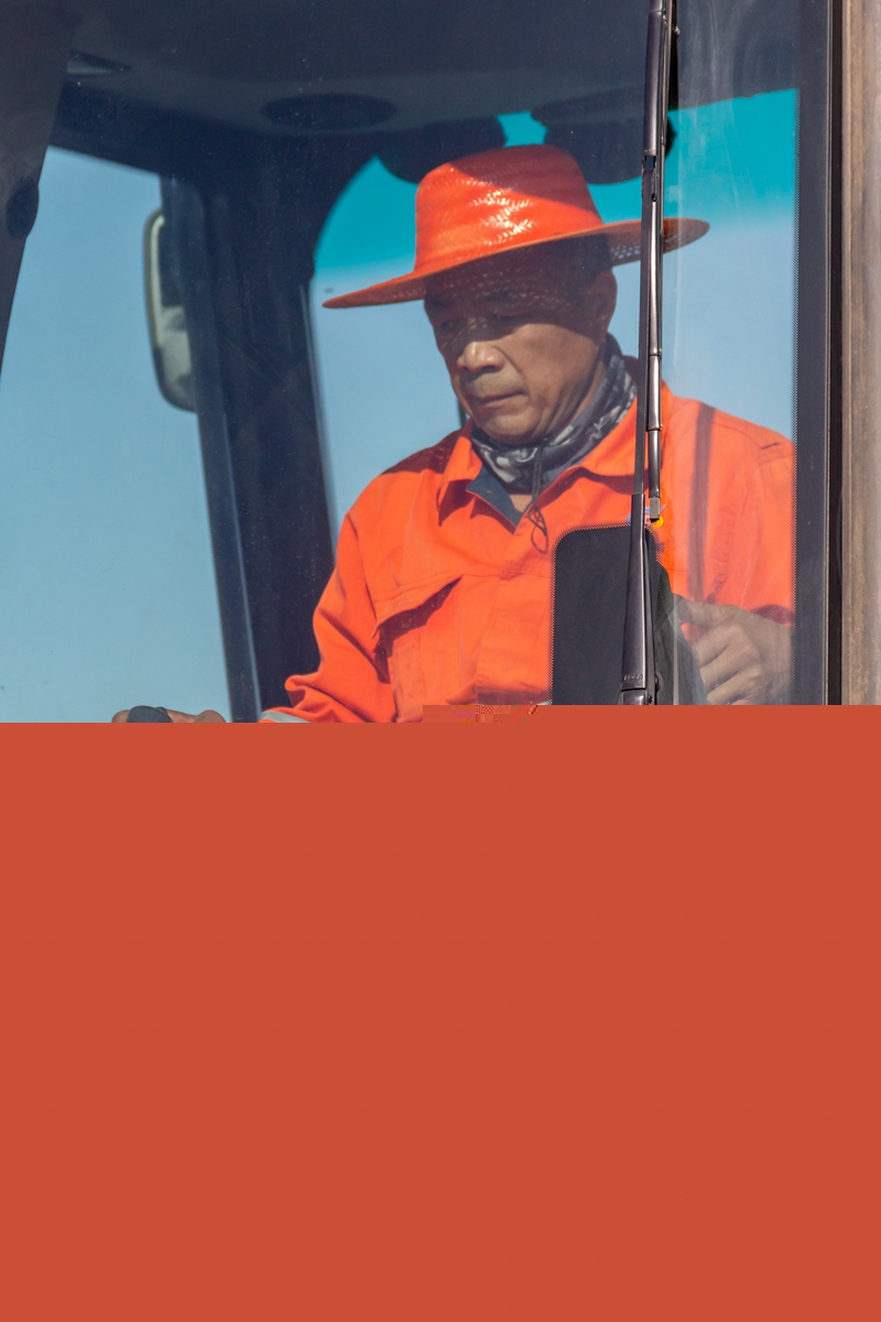 高台公路段专业化养护维修队队长顾文礼在操作挖掘装载机.jpg