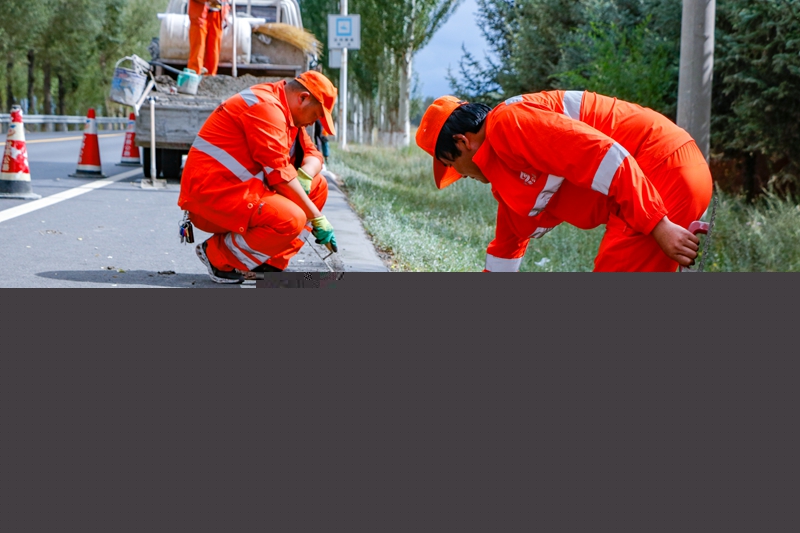 维修破损路肩墙.jpg