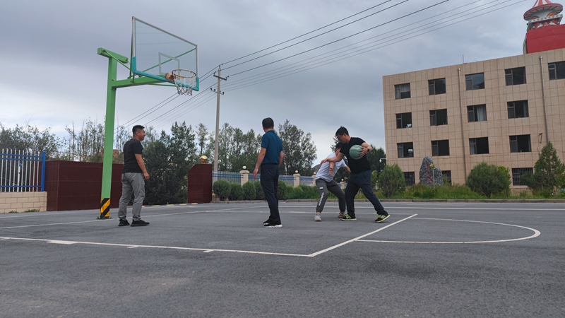 2V2篮球对抗赛——王建杰摄.jpg