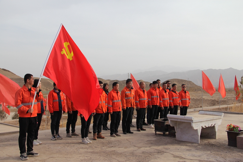 6.向革命烈士默哀致敬  陈世磊 摄.JPG
