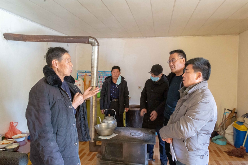 了解帮扶群众生活状况.jpg