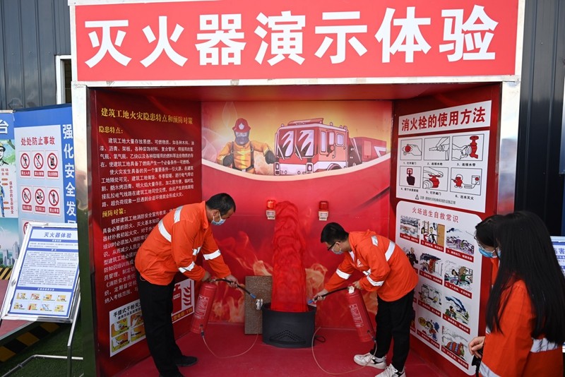 职工进行灭火器体验.jpg