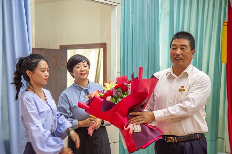 5.为抢险队员献花.jpg