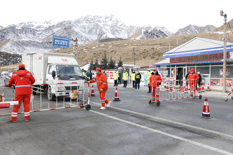 4张掖公路局民乐公路段应急保畅队人员配合拆除检疫站交通管制路障.JPG