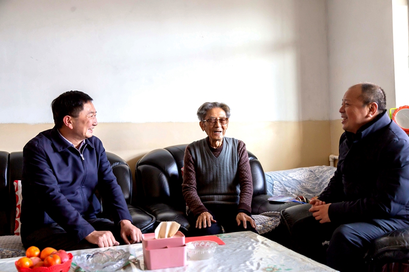 1.黄灿芹处长一行入户老干部家中走访看望.jpg