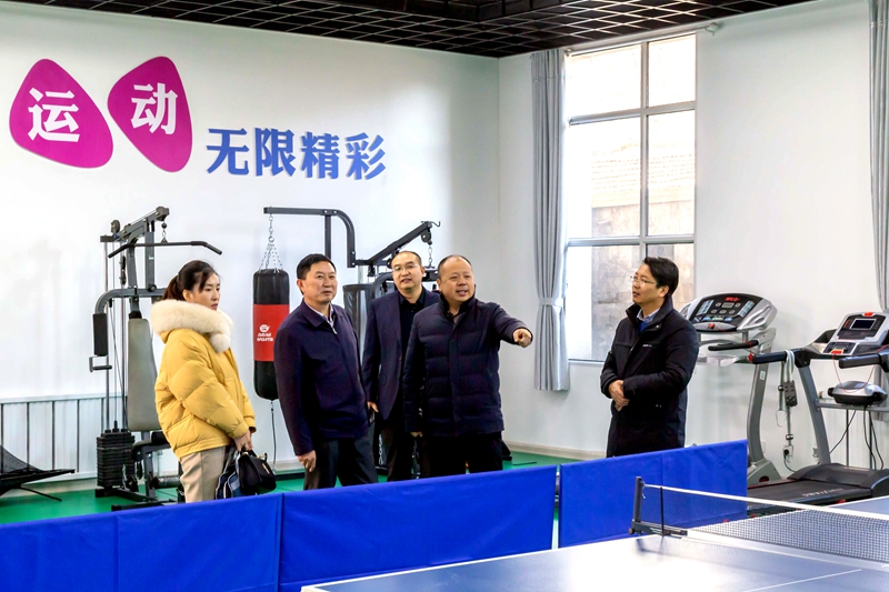 3.实地察看离退休职工活动中心.jpg