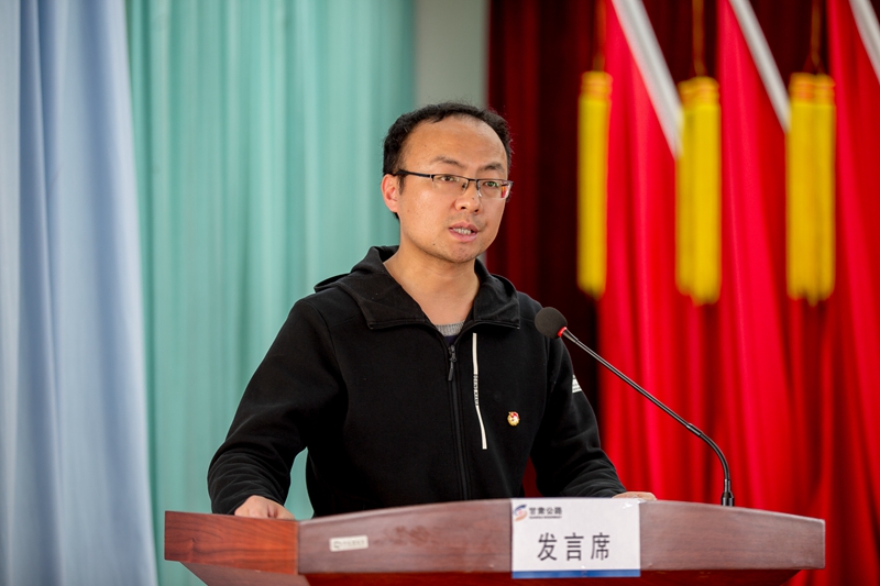 钟晓亮同志代表局团委作工作报告.jpg