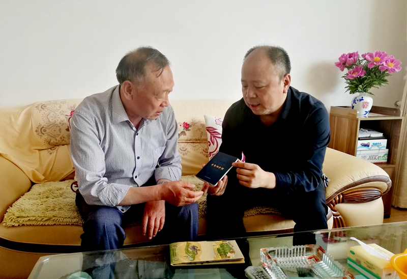 张通文局长将“丝绸之路”自驾游护照送到老干部手中.jpg