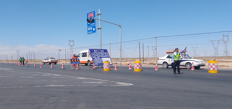 与交警、路政部门协助限制过往车辆绕行.jpg