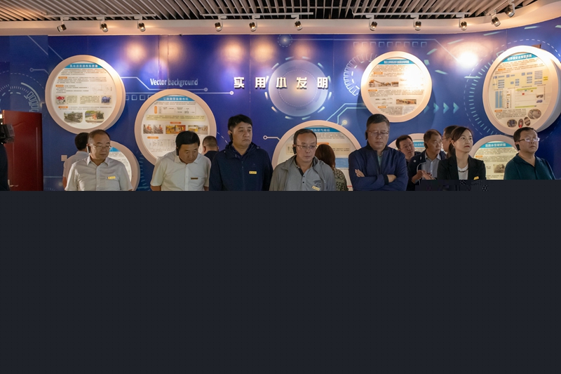 3观摩职工创新工作室.jpg