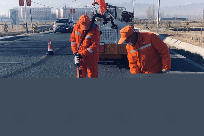 路面灌缝作业陈全胜摄.jpg