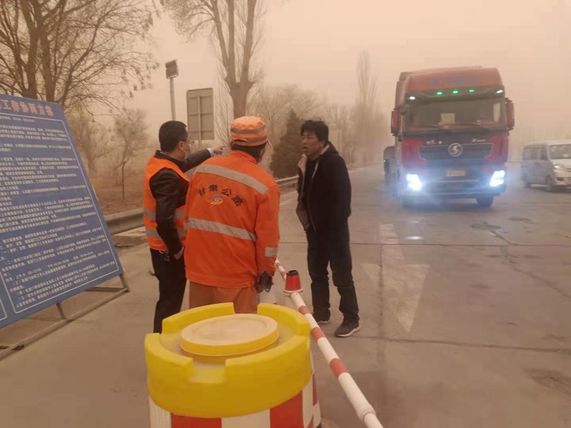 机关人员在G312线值守点巡查（李彩霞摄）.jpg