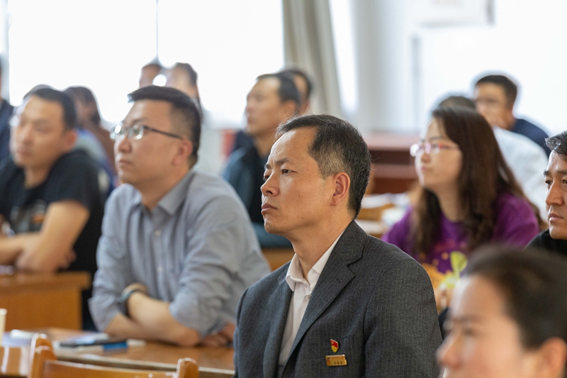 6.认真聆听事迹报告.jpg