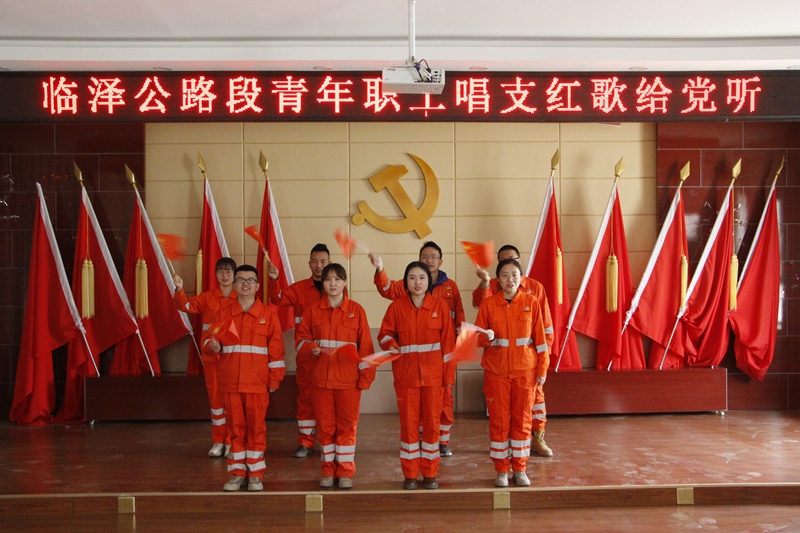 青年职工齐唱红歌.JPG