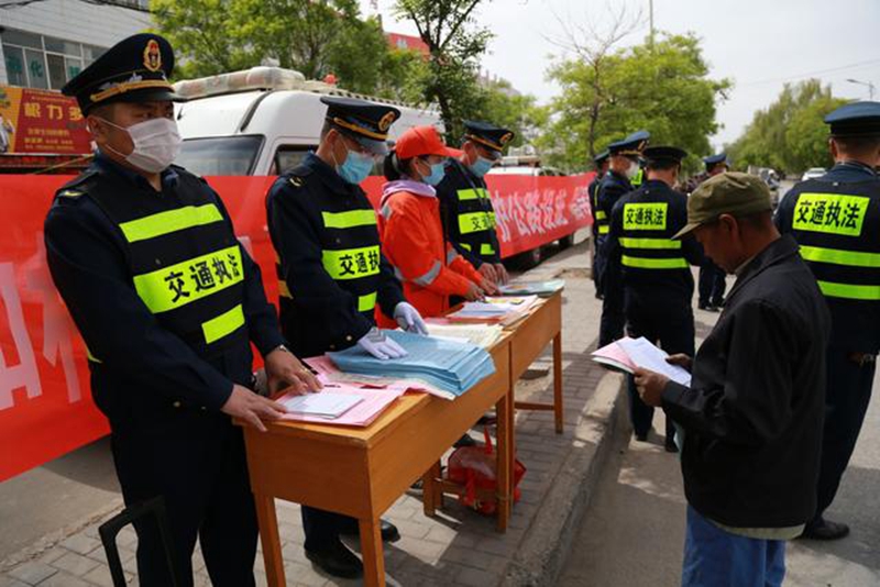 向过往群众发放传单薛文平摄.jpeg