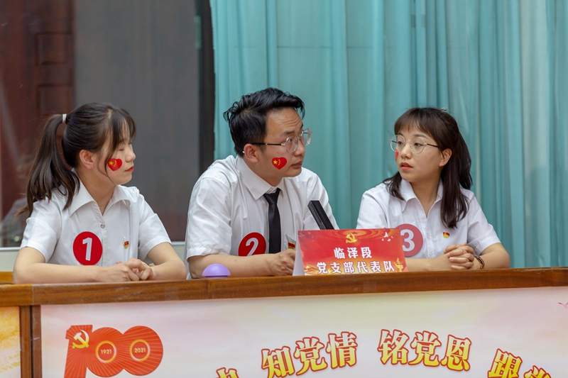参赛选手沉着应答.jpg