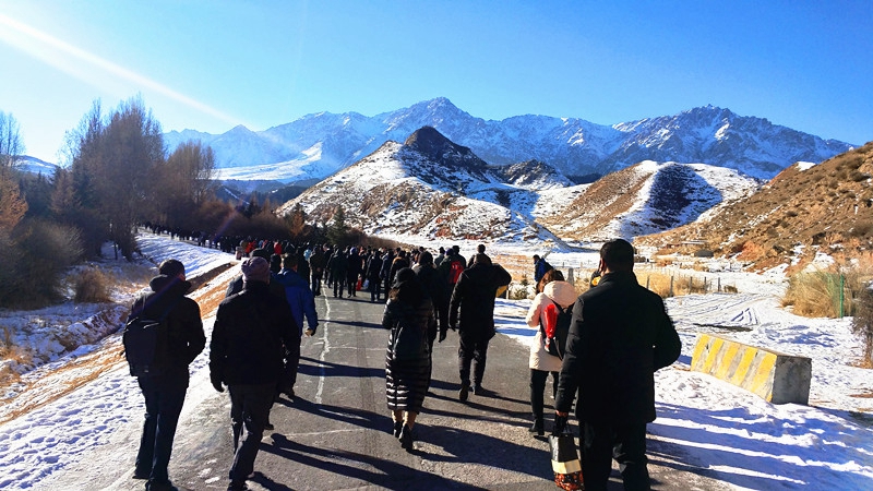 雪地徒步.jpg