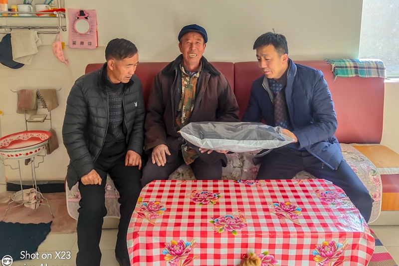 为帮扶群众赠送御寒衣物（1）.jpg