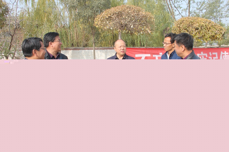 与干部职工交流.JPG