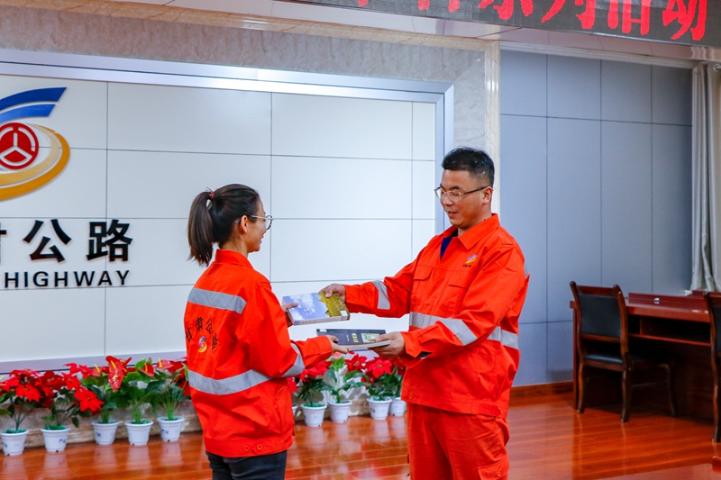 职工相互赠送自己喜爱的书籍(杨明月 摄）.jpg