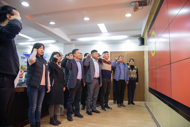 与会人员集体重温入团誓词.jpg